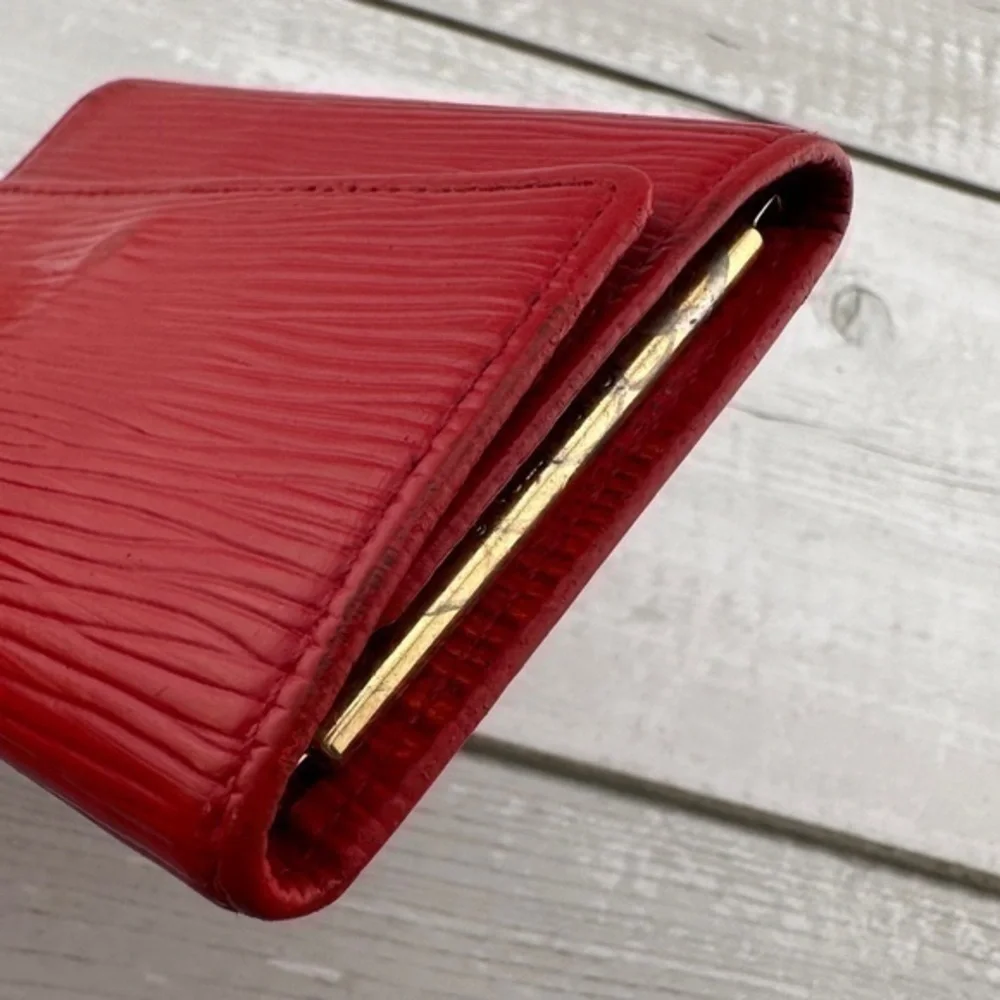 AUTHENTIC Louis Vuitton key holder. Previously owned. Color: Castilian r…